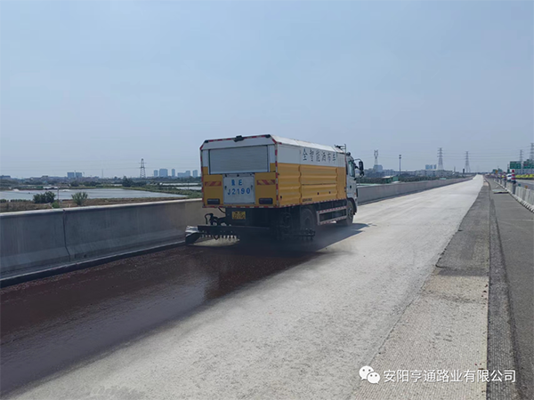 熱烈祝賀我司中江高速稀漿封層、透層試驗(yàn)段成功