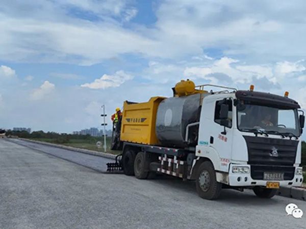 熱烈祝賀我司鶴港高速封層、透層試驗段成功